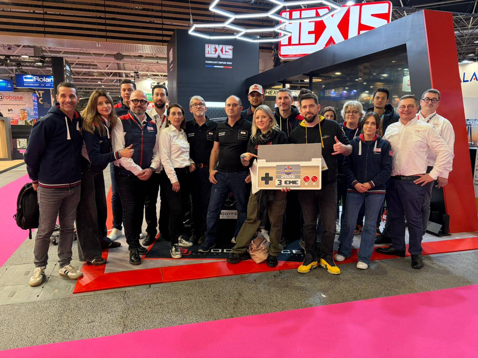 Pose d'adhésif publicitaire sur vitrine avec film dépoli de qualité Pont-Audemer 27500 dans l'Eure