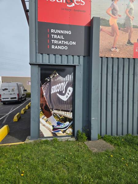 Adhésifs sur portes vitrées pour magasin de running à Gonfreville l’Orcher