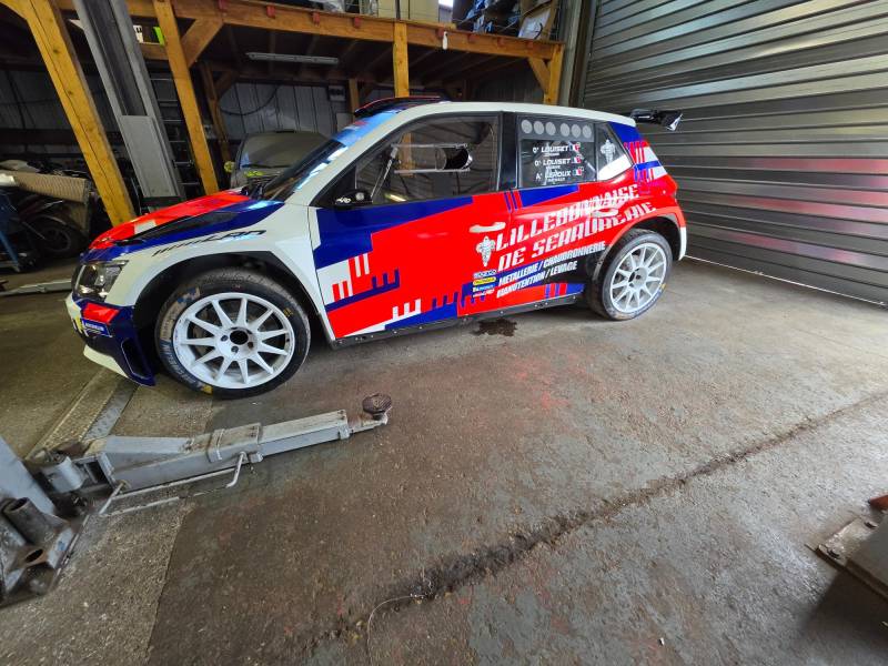 Marquage sponsors sur une Skoda Fabia de rallye pour Johann et Marine Louiset