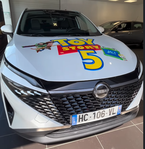 Marquage véhicule publicitaire au Havre pour Toy Story 5 avec Nissan et Les Arts
