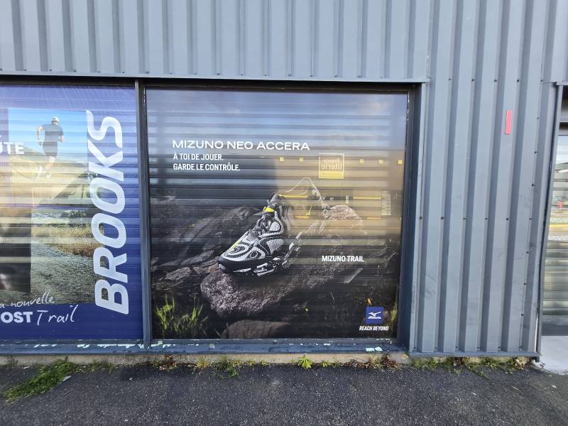 Pose d’adhésif microperforé sur vitrine à Gonfreville-l’Orcher | Communication visuelle Mizuno
