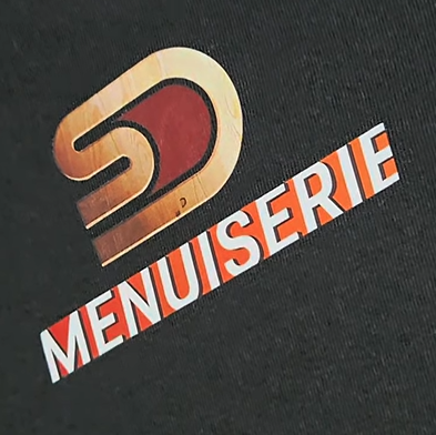 Flocage DTF sur vêtements professionnels pour SD Menuiserie en Normandie